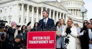 “Dia menyebut saya pengkhianat”: bagaimana kasus Epstein memecah gerakan MAGA dan mengadu Trump dengan salah satu sekutunya yang paling setia