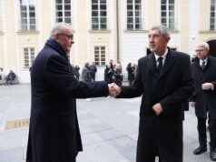 Zeman datang ke pemakaman Duka setelah dirinya sendiri, Pavel tanpa Eva. Babiš berjabat tangan dengan Kalousko