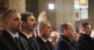 Topolánek, yang sedang berjuang melawan kanker, juga datang ke pemakaman Duka. Selain Babiš, Fiala juga hilang