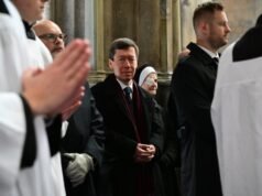 Ketegangan tersembunyi di pemakaman Duka: Pavel dengan kritikus, Zeman di makam, sikap Babiš, dan perselisihan Okamura