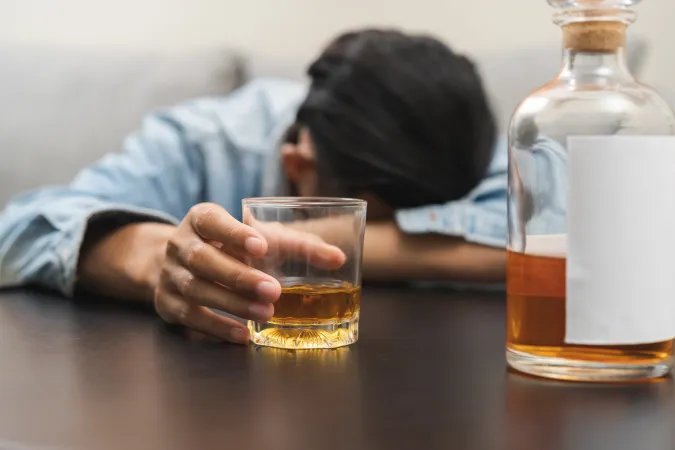 Alcoholismo-shutterstock_2474121053.jpg