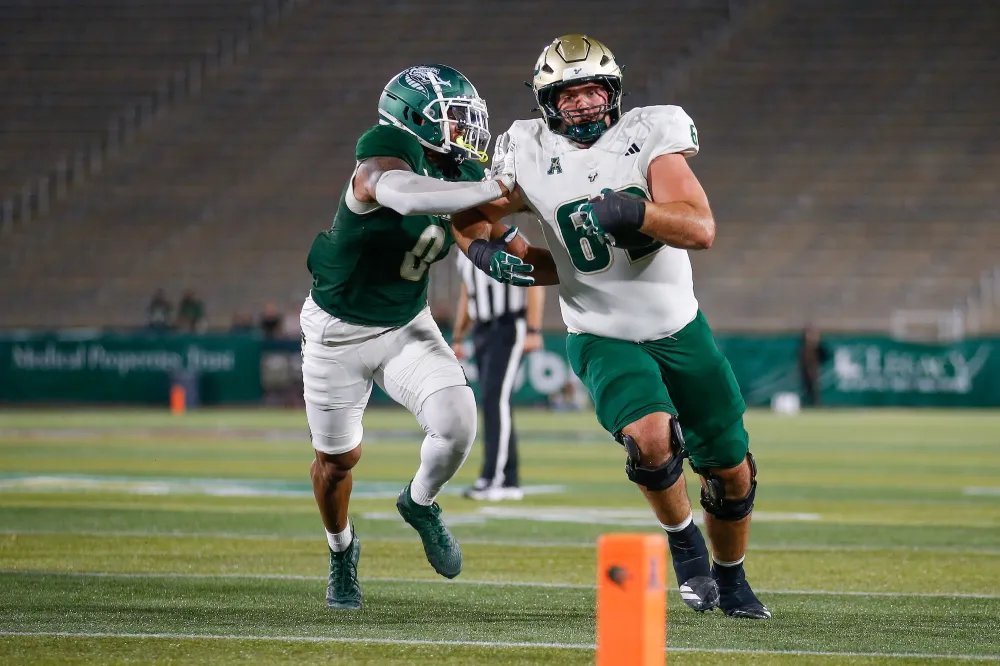 GettyImages-2247422409 Pemain UAB menusuk rekan satu timnya sebelum pertandingan