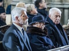 Duke dihormati di pemakaman oleh presiden dan aktor. Lonceng Zikmund berbunyi di Kastil, pesawat terbang lewat