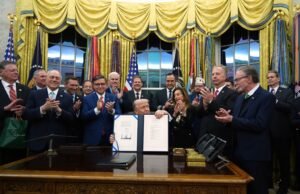 Layanan federal, lembaga-lembaga perlahan kembali setelah penutupan pemerintah berakhir