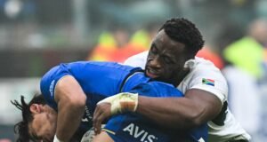 Afrika Selatan mengatasi kartu merah Franco Mostert untuk menunjukkan kekuatan melawan Italia