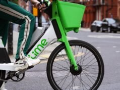 Wanita dilarikan ke rumah sakit dengan cedera kepala setelah ditabrak e-bike di Bondi