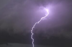 Queensland Tenggara bersiap menghadapi lebih banyak badai setelah badai akhir pekan lalu ketika sebagian wilayah NSW menghadapi bahaya kebakaran