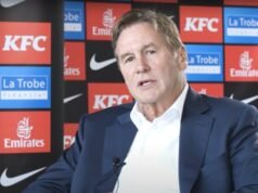 Legenda penyiaran Sandy Roberts merayakan terobosan pengobatan kanker myeloma