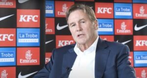 Legenda penyiaran Sandy Roberts merayakan terobosan pengobatan kanker myeloma