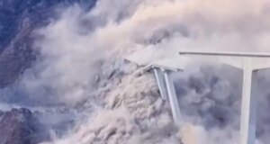 Sebagian jembatan runtuh di barat daya Tiongkok