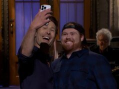 Glen Powell membuat ulang selfie dengan pengemudi UPS yang dia temui pada tahun 2021