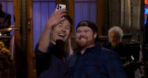 Glen Powell membuat ulang selfie dengan pengemudi UPS yang dia temui pada tahun 2021