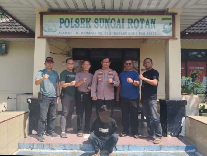 pelaku-saat-diamankan-di-polsek-sungai-rotan-selasa-4112025-grp9.jpg