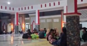 Erupsi Gunung Semeru, Warga Desa Siputarang Ngungsi di Balai Desa