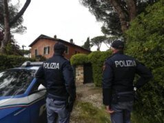 Momen horor orang-orang bersenjata menyerbu gereja dan menewaskan 2 orang dalam siaran langsung saat tembakan terdengar dan jamaah terpaksa lari menyelamatkan diri