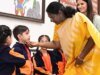Presiden Murmu berinteraksi dengan siswa pada Hari Anak di Rashtrapati Bhavan