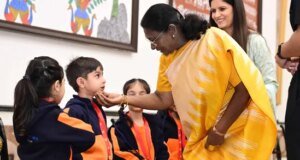 Presiden Murmu berinteraksi dengan siswa pada Hari Anak di Rashtrapati Bhavan