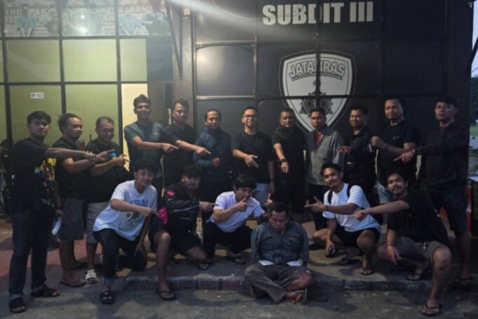tim-jatanras-polda-sultra-saat-mengamankan-pelaku-di-kendari-bsr1.jpg