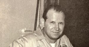 Dia bersembunyi di depan mata sebagai petugas kebersihan tercinta di sekolah All-American. Kemudian rahasia Nazi yang memuakkannya terungkap… apa yang saya temukan selanjutnya bahkan lebih memutarbalikkan