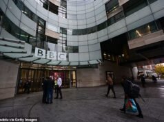 Warga Inggris yang marah mengungkap alasan mereka kini menolak membayar biaya lisensi BBC – ketika jutaan orang menghentikan dukungan mereka karena ‘surat ancaman, program yang membangunkan, dan pemberitaan yang bias’