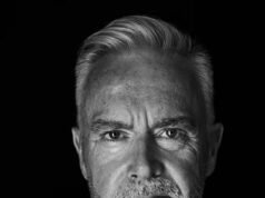 Apakah Huw Edwards mencoba untuk kembali? Presenter berita BBC yang dipermalukan berpose untuk potret profesional baru saat rumahnya di Dulwich senilai £4,75 juta diambil dari situs web agen real estat