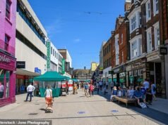 Kita tinggal di wilayah yang paling diremehkan di London: Jalanan kita lebih hijau, orang-orangnya lebih baik, dan perjalanan pulang pergi memakan waktu beberapa menit – meskipun orang luar menganggapnya ‘terlalu jauh’ dan ‘penuh dengan orang tua’