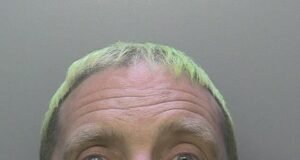 Suami yang melakukan kekerasan yang membunuh istrinya kemudian ‘memanipulasi’ anak kecil mereka untuk menutupi kerugiannya dihukum karena pembunuhan dalam kasus bahaya ganda yang luar biasa