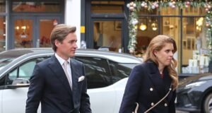 Putri Beatrice dan Edoardo Mapelli Mozzi pergi ke pub bersama keluarga dan teman setelah putri mereka dibaptis di istana – tetapi Andrew dan Fergie tidak terlihat saat mereka melanjutkan pengasingan mereka