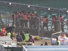 Kedatangan 600 migran baru dengan armada perahu besar dan perahu tiup menghancurkan klaim Partai Buruh bahwa mereka dapat mengatasi krisis perahu kecil