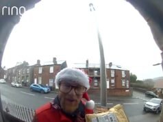 Pengiriman khusus! Tukang pos berpakaian seperti Bapak Natal dipuji setelah menyelamatkan kunci pintu pemilik rumah dari pencuri