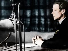 Di dalam Natal Raja Edward VIII sendirian di kastil terpencil setelah dia tiba-tiba membuang tahta dan kerajaannya