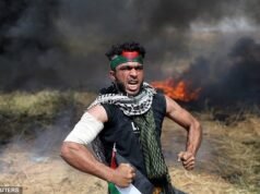 Migran perahu ilegal yang membawa senjata yang menyerukan ‘mati semua orang Yahudi’ dibebaskan berkeliaran di jalan-jalan Inggris … hanya beberapa hari setelah pembantaian di Pantai Bondi