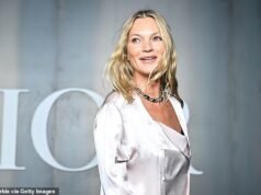 TALK OF THE COMMUNITY: Kate Moss menjalani kehidupan yang ‘stabil’ … dengan membantu di drama Nativity setempat