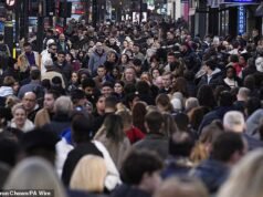 Setelah Black Friday yang suram, pengecer bersiap menyambut hari Minggu terbesar di musim perayaan saat pembeli mulai berkumpul di High Street