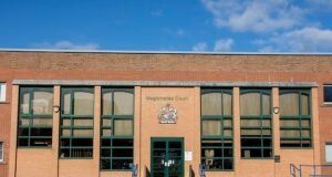 Suami dan lima pria didakwa melakukan 60 pelanggaran seksual terhadap mantan istrinya termasuk membius dan memperkosanya berulang kali