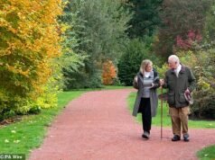 Raja Charles bercanda bahwa dia ‘sesekali memotong jari saya’ saat merawat Royal Gardens