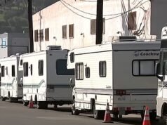 Warga angkat senjata ketika RV yang ditinggalkan tergeletak di jalan-jalan mereka sementara limbah dan sampah menumpuk di trotoar