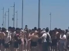 Muncul video memuakkan tentang turis yang diduga diserang sebelum melarikan diri dari Australia – saat perburuan Natal diluncurkan terhadap delapan orang termasuk wanita misterius berbikini