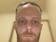 Membuka kedok: Ayah NEO-NAZI asal Inggris diusir dari Australia setelah tinggal di sini selama hampir dua dekade – saat polisi menemukan simpanan senjata swastika miliknya yang keji