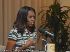 Michelle Obama ingat saat ia mencapai titik puncaknya dan hampir berhenti mengasuh anak ketika suaminya, Barack, pergi