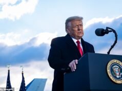 Master di Inggris dituduh menimbulkan risiko bagi anak-anak dan dirujuk ke program kontra-teror karena menunjukkan video clip Trump di kelas politik AS