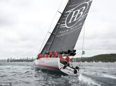Pengunduran diri pertama dalam perlombaan Sydney-Hobart saat kru menghadapi lautan yang ganas