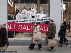 Kemerosotan penjualan di Boxing Day terkonfirmasi karena menurunnya kunjungan ke jalan raya dan pusat perbelanjaan – dengan kenaikan pajak Rachel Reeves yang disalahkan atas anjloknya laba sebesar £1 miliar