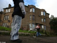 Hampir 150 000 anak tinggal di rumah tangga tanpa pekerjaan pada Natal ini karena jumlah rumah tanpa pendapatan mencapai angka tertinggi dalam 11 tahun terakhir.