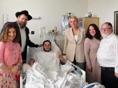 Rabi muda yang melindungi polisi yang terluka dalam penembakan di Pantai Bondi digambarkan setelah operasi intensif