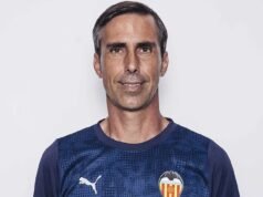 Penghormatan diberikan setelah manajer sepak bola papan atas Spanyol dan tiga anaknya dikhawatirkan tewas di kapal wisata yang tenggelam di laut yang ganas