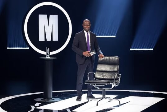 BBC dituduh membodohi Mastermind setelah pembawa acara Clive Myrie bertanya kepada kontestan hewan peliharaan mana yang mengeluarkan suara ‘guk guk’ dan ‘busur wow’