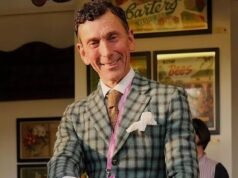 Penjual barang antik dikhawatirkan tenggelam setelah berenang Natal mencoba menyelamatkan wanita yang kesusahan