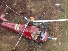 Seorang pilot tewas dan seorang lainnya terluka parah setelah helikopter jatuh dari langit setelah tabrakan di udara
