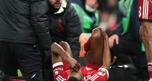 Thomas Frank melompat untuk membela Micky van de Ven atas tekel Alexander Isak